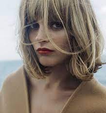 Trendy hair color & balayage picture description blonde or balayage ombré blond doré à brun et coupe lob (long bob) cheveux ondulés milongs avec mèches bien prononcées en blond argenté et. Coupe Au Carre Et Frange Coupe Au Carre Les Plus Jolis Modeles A Adopter Elle