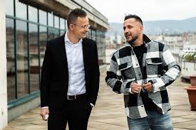 Ebben a videóban dzsudzsák balázs átigazolásainak történetét mutatjuk be. Majka Meglatogatta Szijjarto Petert Mandiner