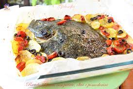 Ungete una teglia da forno, adagiatevi uno strato di patate, sistemate sopra i filetti e ricopriteli con altre fette di patate. Rombo Al Forno Con Patate Olive E Pomodorini Ricetta Favolosa