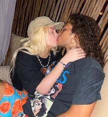 Check spelling or type a new query. Vitao Se Declara Para Luisa Sonza E Elogia Album Doce 22 Popline