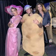 Jennifer aniston shows off her endless legs in 'killer outfit' as she returns to social media jennifer aniston sparks debate amongst fans over unseen photo from friends reunion the most memorable. Friends Reunion 7 Best Fashion Moments From The Show