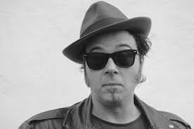 El trío del bluesman asturiano Luis Fuente, en la terraza de Can Jaume