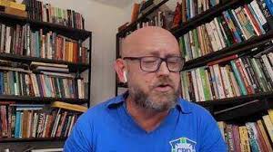 Luiz Antonio Simas conta como atletas da Copa de 50 foram convencidos a  usar camisa azul