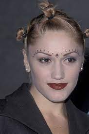 These 9 Beauty Looks Were Massive 20 Years Ago 90s Grunge Makeup 90s Grunge Hair Grunge Makeup