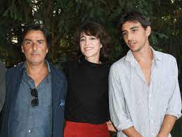 Pour l'occasion sa célèbre mère s'est donc emparée de son compte instagram pour lui. Charlotte Gainsbourg Son Fils Ben Devoile Des Photos Inedites Avec Sa Soeur Alice Gala