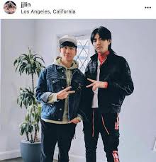 林俊杰林俊杰（jj lin），新加坡人，流行歌手、词曲创作者、音乐制作人。2003年发行首张创作专辑《乐行者》 ，2004年凭《江南》一曲成名 。2014年以专辑《因你而在 stories untold》夺得第25届台湾金曲奖最佳国语男歌手奖 。 2007年成立个人音乐制作公司jfj productions，负责单曲及专辑制作；2008年创立. Bjrmczglc0vk3m