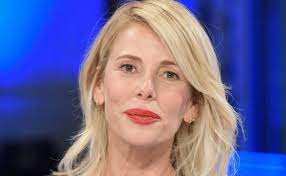 E chi potrebbe prendere la guida dell'isola dei famosi 2020, al suo posto? Alessia Marcuzzi Are You And Kim Basinger Twin Sisters Ruetir