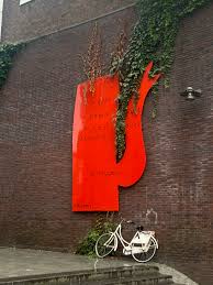Schippers (1936) vertelt over zijn net verschenen boek nu je het zegt, waarin de schrijver zich een weg door londen baant, op zoek naar een adres. Als Je Goed Om Je Heen Kijkt Zie Je Dat Alles Gekleurd Is Straatpoezie
