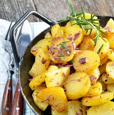 Bratkartoffeln rohe kartoffeln mit zwiebeln knusprig gebraten, wichtig ist eine fest kochende. Bratkartoffeln Zubereiten Unsere Profi Tipps Brigitte De