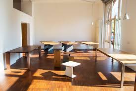 Showroom Fur Massivholztische Auf Mass In Berlin Massivholz Tisch Nach Mass Von Mbzwo Eiche Tische Nussbaum Tische Massivholztisch Design Tisch Nussbaum Tisch