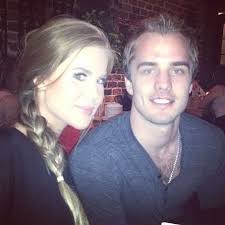 Niklas bor i en hus på 150 m2 (ej inräknat biytor såsom garage, källarutrymmen etc.), vilket är större än de flesta av grannhusen i området. Niklas Hjalmarsson And Elina Casell Dating Gossip News Photos