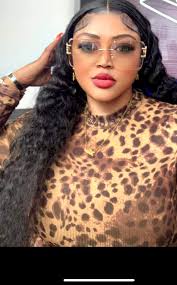 She is the main character not the manager🤣🤩