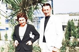 Vlasta burian, karel vlach & orchestr hudebního divadla v karlíně. Stvanice Na Vlastu Buriana Trikrat Ho Soudili Za Kolaboraci Krk Mu Zlomila Az Lida Baarova Extrastory