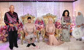 — picture by miera zulyana follow us on instagram and subscribe to our telegram channel for the latest updates. Pm Isteri Hadir Majlis Kahwin Anak Salleh Keruak Semasa Mstar