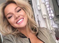 Loco driller, schon früher, back in dayz, ja guck, pull' up in 'nem benz 44, in travis j's thoti, dance, shake ass, halt dich fest 40 S H I R I N D A V I D Ideen In 2021 Shirin David Shirin Shirin David Style