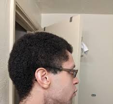 Aiutami a liberarmi di questo taglio di capelli da "yee yee ass". Ogni  suggerimento è ben accetto. : r/BlackHair