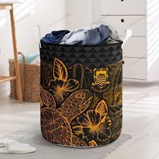 Onze modeartikelen zijn een viering van het leven onze mexicaanse suikerschedels zullen zeker iedereen enthousiasmeren om deel uit te maken van de black and gold viering! Tuvalu Polynesian Turtle Hibiscus Gold In Black Printed Laundry Basket