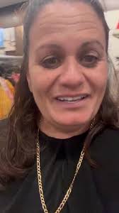 Karla feliz por le compre su vestido do Irma Gonzales de la tạo với bản  nhạc sonido original của Irma Gonzales de la