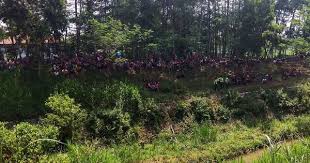 Warga Padati Lokasi Rekonstruksi Pembuangan Mayat Penari Di Blitar Penari Guru Tari