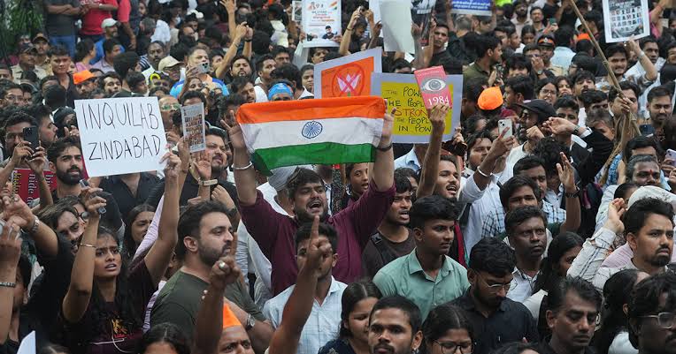 प्रश्नपत्र चुहावटविरुद्ध भारतमा चर्कियो 'कक्रोच' आन्दोलन &laquo; Clickmandu