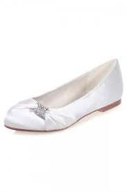 Cette chaussure possède un empiècement en cuir lisse à l'arrière du talon et un bout fermé par un empiècement situé à l'intérieur de la chaussure. Elegante Ballerine Satin Drape Pour Mariage Persun Fr