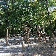 Oyun parkı / çocuk parkı. Spielplatz Chinesischer Turm Englischer Garten Sud Munchen Bayern