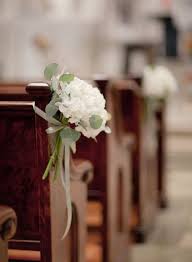 You've probably seen your fair share of bouquets, centerpieces, boutonnieres and ceremony aisle accents.so, if you really want your wedding flowers to stand out in photos (and get all the likes on instagram), consider implementing a few fresh ideas that revamp common floral styles. Pin On Ideas De Boda
