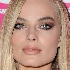 Margot Robbie is peachy keen