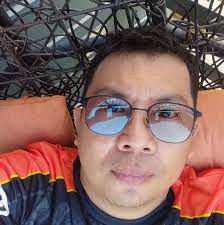 Blooms, are you in the mood for a classic or something new? May two flavors  na ng Jollibee Cheesy Yumburger for every craving: Original with the  classic Yumburger sauce and the new