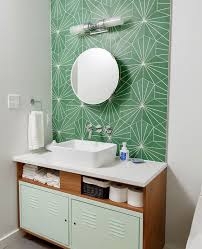 Petite salle de bains grise avec armoire haute blanche, miroir et meuble lavabo gris avec. 6 Ikea Hack Pour La Salle De Bain Shake My Blog