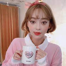 テリちゃんボブ テリちゃんカラーイメージ まずテリちゃんのボブは 小顔に見える 顔まわりの動いた髪の毛と シースルーバングとそこから流れる羽バングで 女の子のなりたいを再現 スタイリングがシンプルなのに必ず可愛くなる 重めなボブにわざと切り