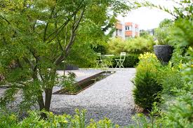Garten Mit Langem Wasserbecken Kiesflache Mit Akzenten In 2020 Gartengestaltung Pflegeleichter Garten Brunnen Garten