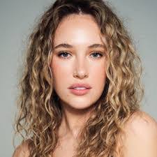 Meg Phillips's Instagram, Twitter & Facebook