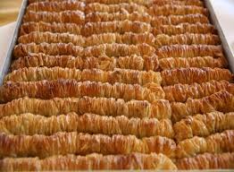 Burma baklava tatlısı tarifi hamurunu hazırlamak için gerekli olan un ve kabartma tozu haricindeki malzemeler derin bir kap içerisinde karıştırılır. Burma Tatlisi Tarifi
