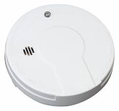 Man changing a modern ceiling smoke alarm detector battery so the fire alarm device will warn people in the home of danger so they may be safe. Kidde Alarma Para Humo Diametro 5 85db A 10 Pies Bocina Alerta Audible 9v Alarmas Detectoras De Monoxido De Carbono Y Humo 5mpl9 P9050 Grainger Mexico