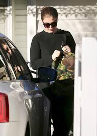Belle gibson recently had her northcote home raided and assets seized in order to recoup more than $500,000 in fines. Wedding Belles Cancer Faker Shows Off Sparkly Diamond Band Daily Mail Online