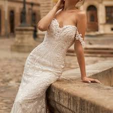 L'azienda cerrato nasce nel 1977 ed è il risultato della il bianco trionfa nella sua purezza, declinato in scultura di tessuto o ricoperto di cristalli, finalizzato a celebrare una sposa che, vestita. Abiti Da Sposa Quali Sono Le Tendenze 2021 Donne Magazine