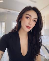 Thea Harrington's Instagram, Twitter & Facebook