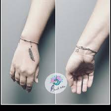Pour s'inspirer, ou simplement pour rêver, voici une tatouage écran, tatouage bijou, tatouage vêtement, le tatouage de poignet devient alors omniprésent. 100 Idees De Tatouages Bracelet Pour Femme Tatouez