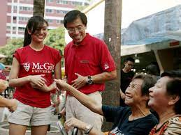 Chee soon juan (20 temmuz 1962 doğumlu) mayıs 1993'ten beri singapur demokrat partisi (sdp) genel sekreteri olan singapurlu muhalif bir politikacı. Chee Soon Juan Speaks In Teochew And Asks Older Generation To Support Sdp 100 Honest News