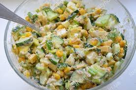 рецепт салата из крабовых палочек с кукурузой и огурцом Salat S Tuncom Yajcami I Syrom Eda Blyuda S Konservirovannym Tuncom Prazdnichnaya Eda