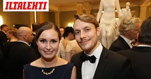 Sanna marin, premier finlandese 34enne, ha sposato lo storico fidanzato markus räikkönen. Paaministeri Sanna Marinin Puoliso Toimii 60 000 Euroa Koronatukea Saaneen Yrityksen Hallituksessa