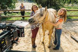 Reiterhof wildenstein eröffnet im mai klara deutschmann in neuer pferdefilmreihe (25.03.2019). Das Erste Endlich Freitag Im Ersten Dreharbeiten Fur Neue Filme Der Tv Reihe Presseportal