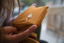 How to remove gum stuck on clothes. Koltuktan Sakiz Nasil Cikar Sakiz Lekesi Nasil Cikar Temizsozluk