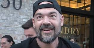 Ghost Adventures' Aaron Goodwins schokkende huwelijksfoto's voor het  huurmoordenaarsplot aan het licht kwam : r/GhostAdventures