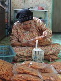 Campurkan tepung beras sebanyak 100 gram dengan garam 1/2 sendok teh, kemudian tambahkan air 650 ml dan 2 helai daun pandan. Muruku Lingkar Makcik Misah Seunik Usia Resipinya Buletin Mutiara