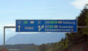 Bis ins jahr 2008 und weiter kurz auch nur klagenfurt geschrieben, slowenisch celovec ob vrbskem jezeru) ist eine großstadt im süden österreichs sowie die landeshauptstadt des österreichischen bundeslandes kärnten. Grosse Autobahn Zeichen In Osterreich Nahe Der Italienischen Grenze Lizenzfreie Fotos Bilder Und Stock Fotografie Image 32648472