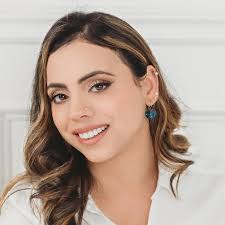 Leanne Larsen (@larsensrealestate) • Instagram photos and videos