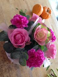 Petite Composition De Fleurs Coupees Tons Roses Centre De Table Les Jardins De Marianne Www Lesjardinsdemarianne Com Fleurs Fleurs Fraiches Fleurs Coupees