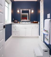 Explore ideas and inspiration for a kid's bathroom decor, and get ready to decorate a kid's bathroom with fun and functional style. Bebe Com Estilo Decoracao Banheiro Branco Banheiro Marrom Banheiro De Menino Adolescente